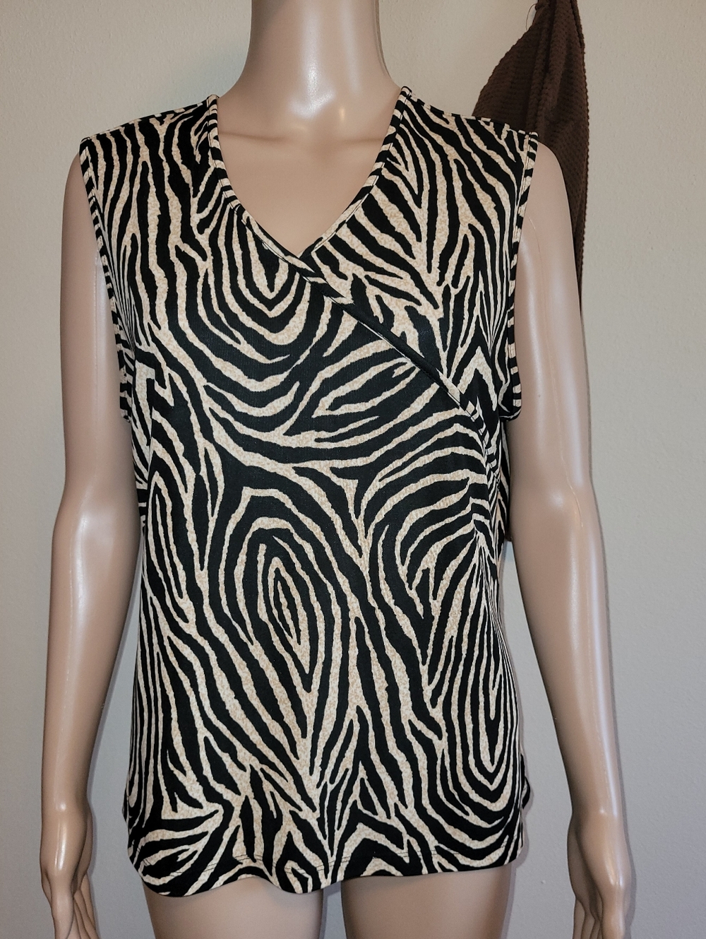 Apostrophe Black & Cream Zebra Print Sleeveless V-Neck Top.  Size L.